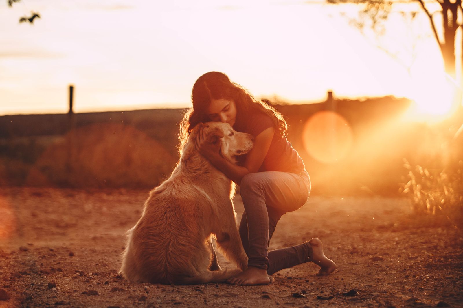 Glad hundägare med sin golden retriever utomhus